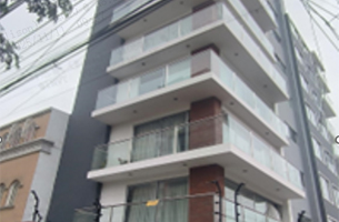 Controlador de ascensor INVT EC160A aplicado en un edificio residencial en Perú